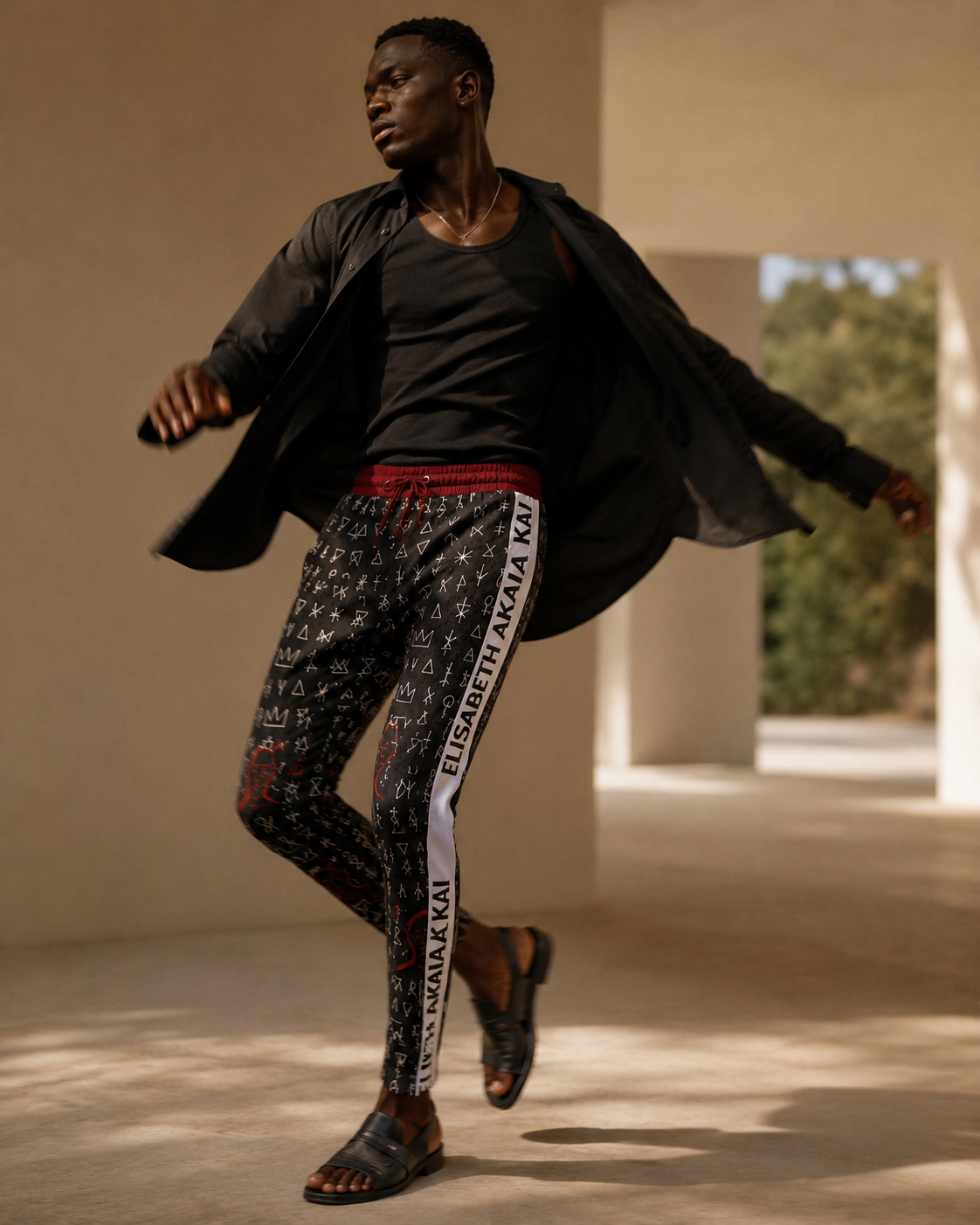 Le pantalon Boma accompagne chaque mouvement avec fluidité et caractère. Sa coupe fuselée et ses motifs exclusifs incarnent une vision moderne du luxe africain.