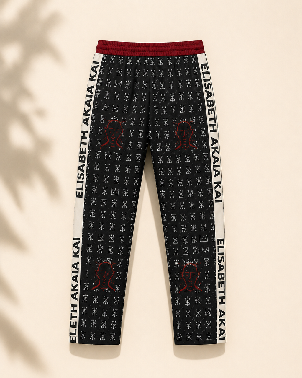 Découvrez le dos du pantalon Boma et l'équilibre de ses motifs exclusifs. Une création signée Élisabeth Akaïa Kaï, pensée comme une œuvre textile contemporaine.