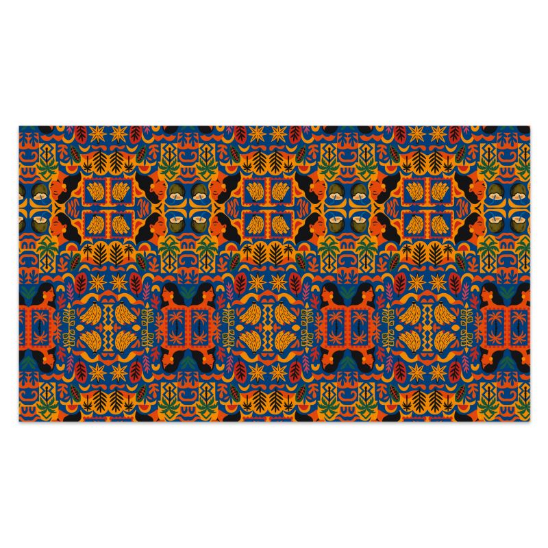 Paréo haut de gamme Isla Sol aux motifs solaires et tropicaux, confectionné à la main en tissu fluide, porté sur la plage – création unique signée Élisabeth Akaïa Kaï.