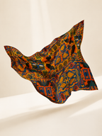 Le pareo Isla Sol semble flotter dans l'espace comme une oeuvre d'art textile. Une mise en scene contemporaine qui souligne la legerete du tissu et son imprime exclusif.