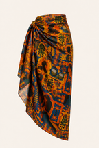 Le pareo Isla Sol noue a la taille devoile toute la richesse de son imprime tropical exclusif. Une piece polyvalente ideale pour la plage, les vacances ou un look resort chic.