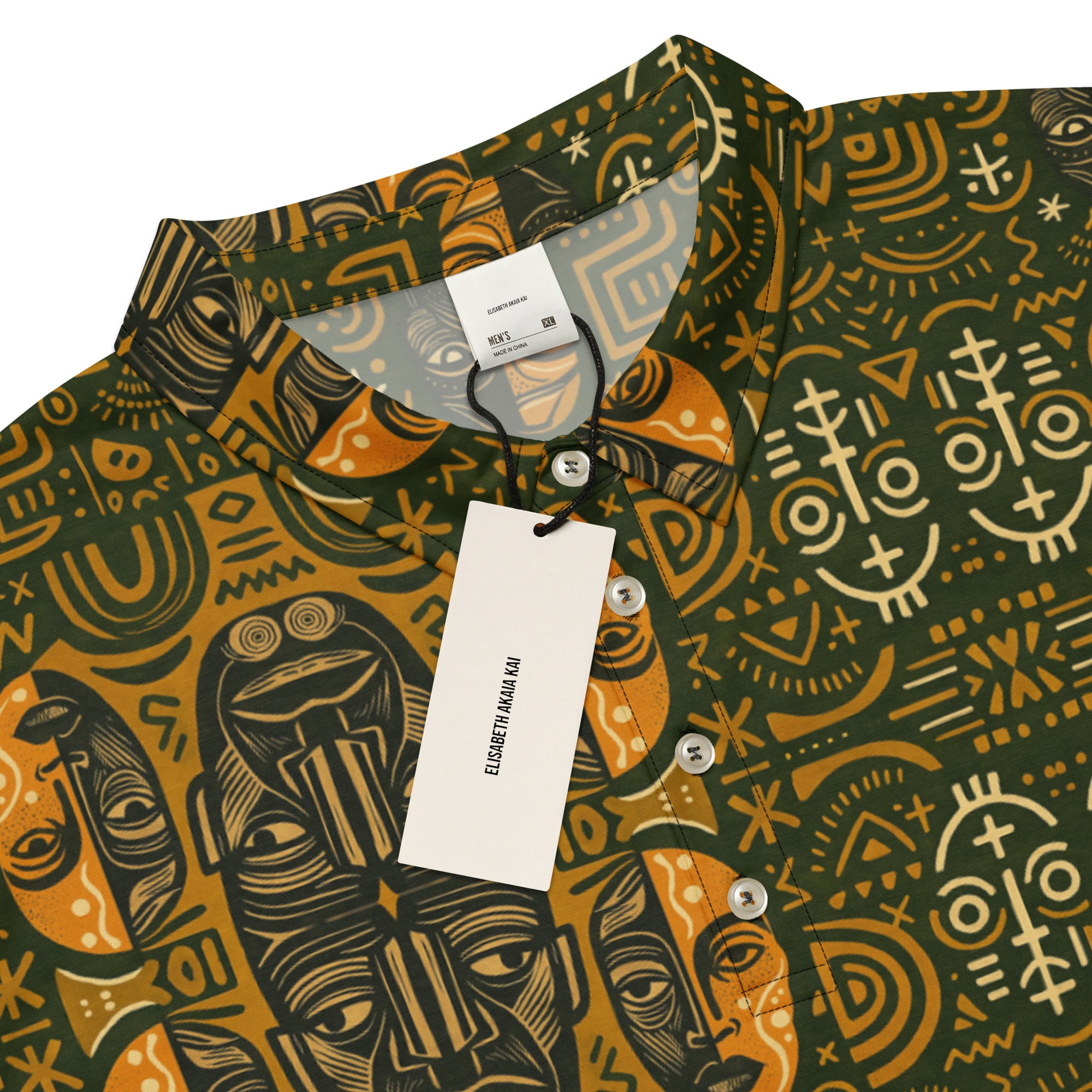 Collection Rituels Solaires. Polo de luxe imprimé all-over avec motifs solaires et ethniques en tons or et vert profond, coupe cintrée et élégante.
