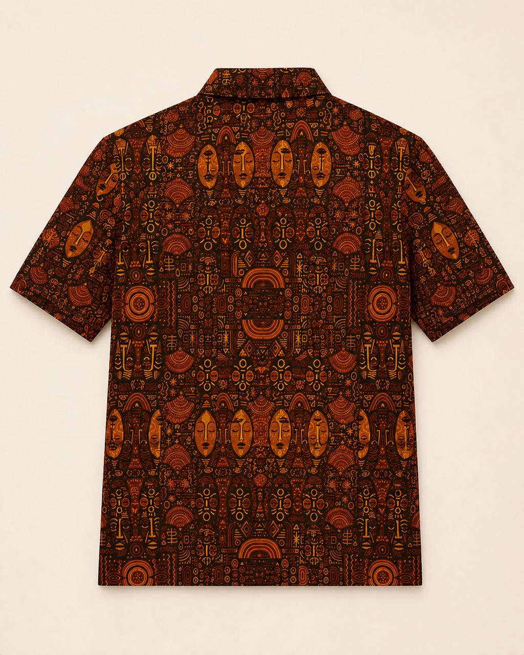 Le dos du polo Ndaia devoile toute la richesse de son dessin textile exclusif. Une piece de caractere qui celebre la rencontre entre patrimoine artistique africain et luxe contemporain.