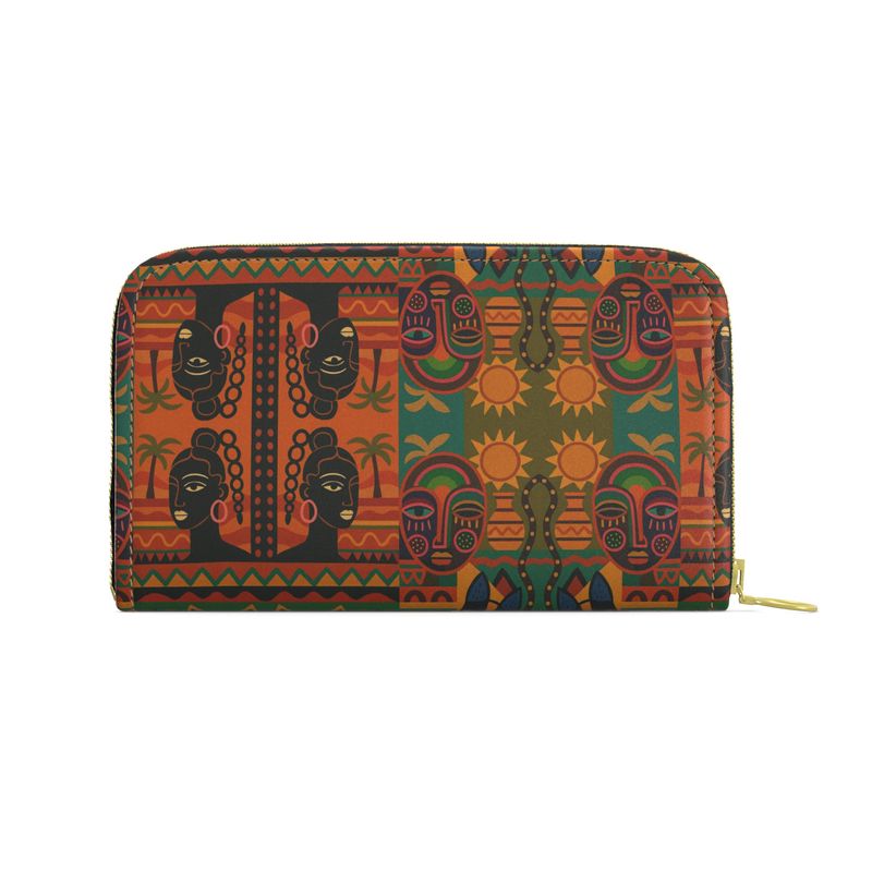 Vue arrière du portefeuille Nzinga avec imprimés afro artistiques, soleil et masques traditionnels, accessoire afro luxe.