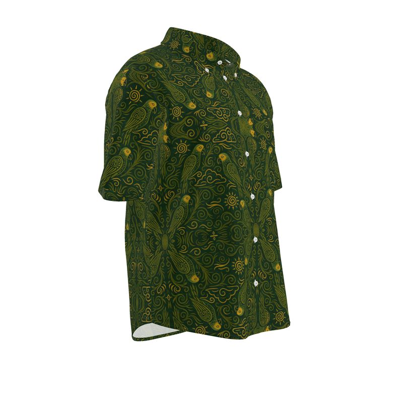 La chemise M’bani vue de côté droit. Le tissu vert émeraude et les détails symétriques expriment la maîtrise artisanale et l’équilibre esthétique de la collection Libreville Royale.