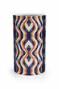 Rafraîchisseur de vin design Mbeya en céramique, photographié sur fond blanc, motif ondulé bleu, terracotta et sable, objet d’art de table afro-luxe inspiré du Gabon.