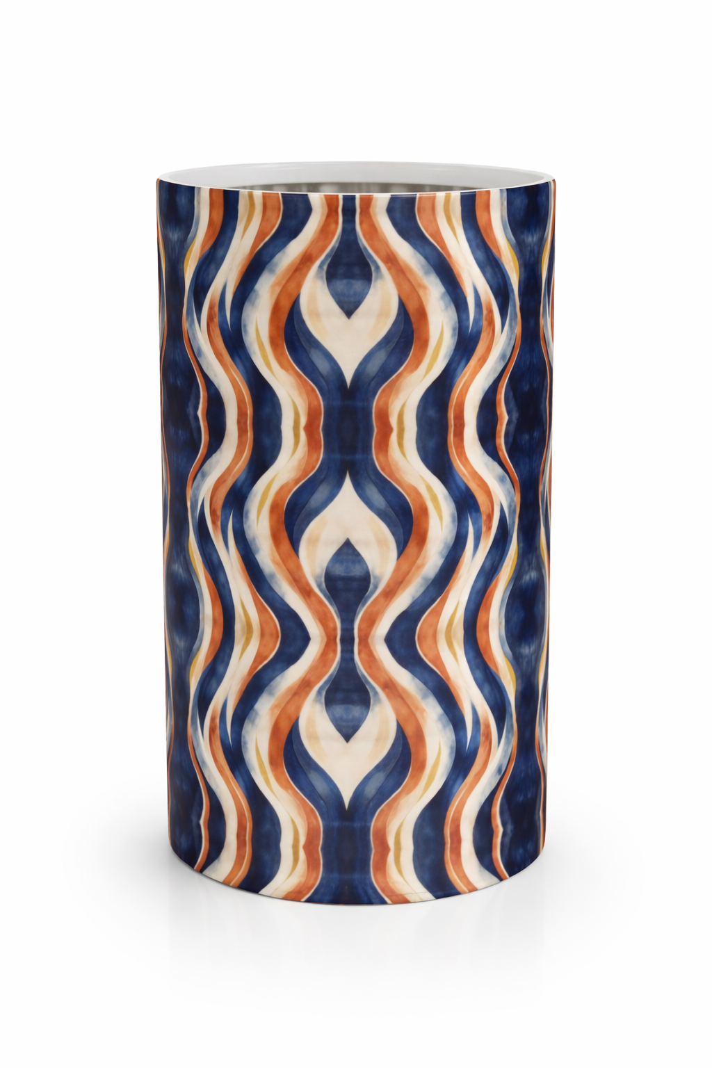 Rafraîchisseur de vin design Mbeya en céramique, photographié sur fond blanc, motif ondulé bleu, terracotta et sable, objet d’art de table afro-luxe inspiré du Gabon.