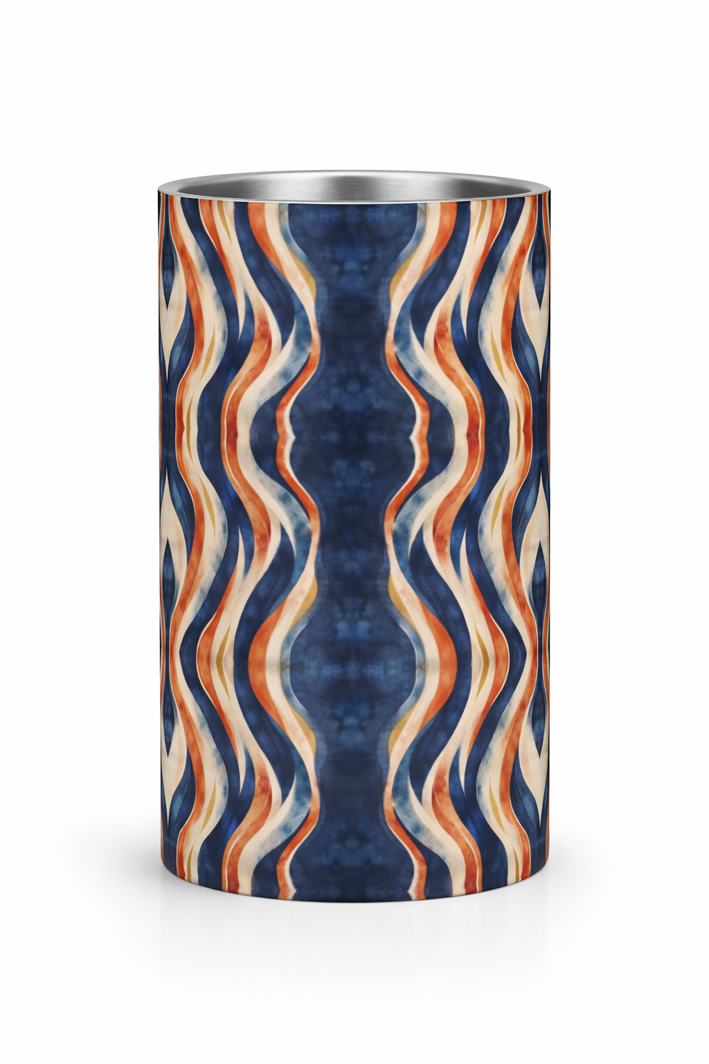 Vue arrière du rafraîchisseur de vin Mbeya en acier inoxydable, photographie produit sur fond blanc en format vertical, motif ondulé bleu, terracotta et sable, objet d’art de table afro-luxe.