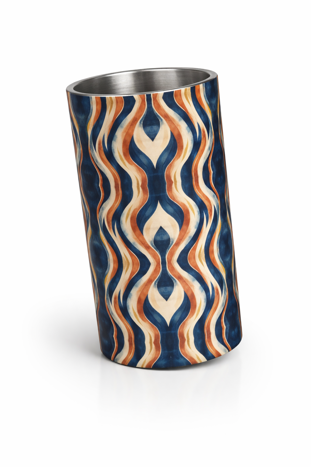 Rafraîchisseur de vin Mbeya en acier inoxydable, légèrement incliné, photographie produit sur fond blanc en format vertical, motif ondulé bleu, terracotta et sable, objet d’art de table afro-luxe.