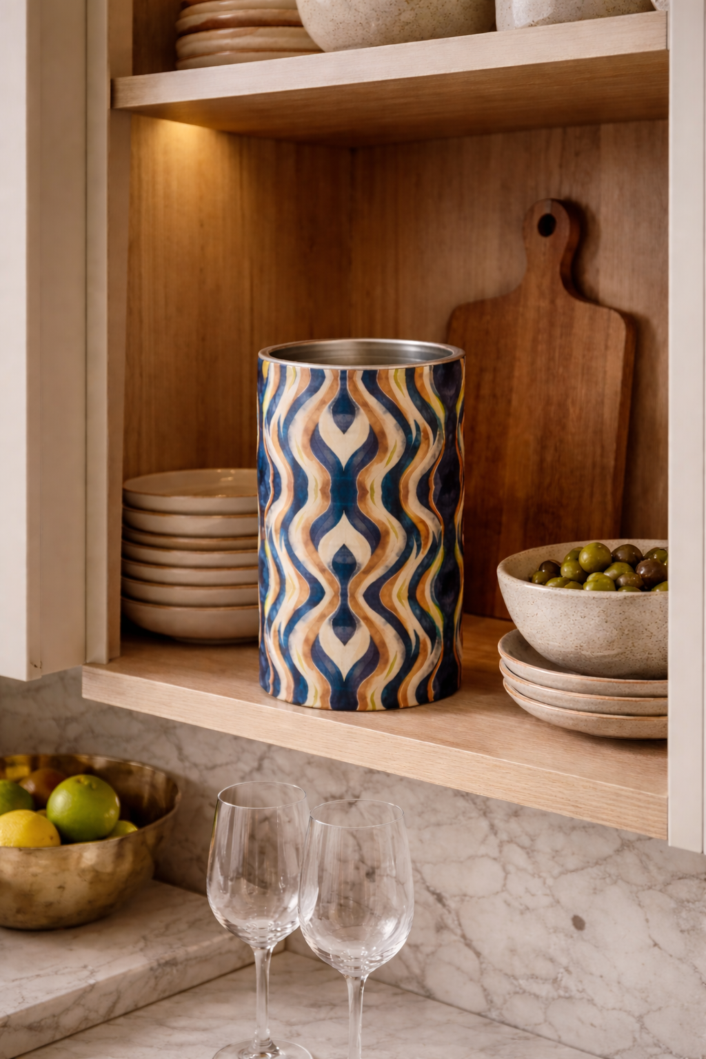 Rafraîchisseur de vin Mbeya en acier inoxydable, rangé dans un meuble en bois d’une cuisine moderne, photographie en mise en situation sans bouteille, objet d’art de table afro-luxe.