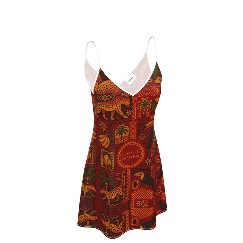 Robe à bretelles Kaya Rouge avec imprimé ethnique rouge et ocre, coupe cintrée à la taille et tombé fluide, portée en été – mode éthique et artistique
