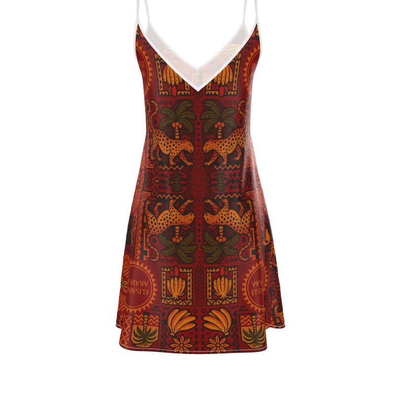 Robe à bretelles Kaya Rouge avec imprimé ethnique rouge et ocre, coupe cintrée à la taille et tombé fluide, portée en été – mode éthique et artistique