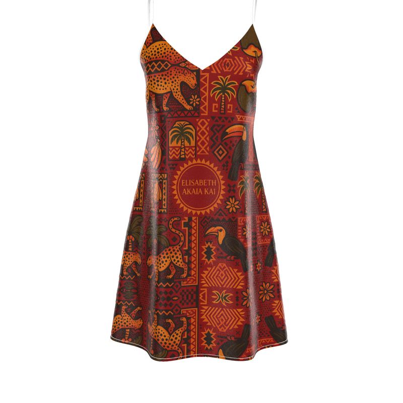 Robe à bretelles Kaya Rouge avec imprimé ethnique rouge et ocre, coupe cintrée à la taille et tombé fluide, portée en été – mode éthique et artistique