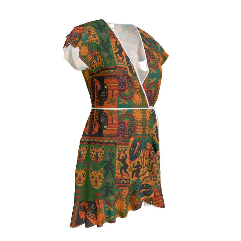 robe Nzinga Afro Luxe portée par une mannequin afro, coupe portefeuille à volants avec imprimé africain multicolore.