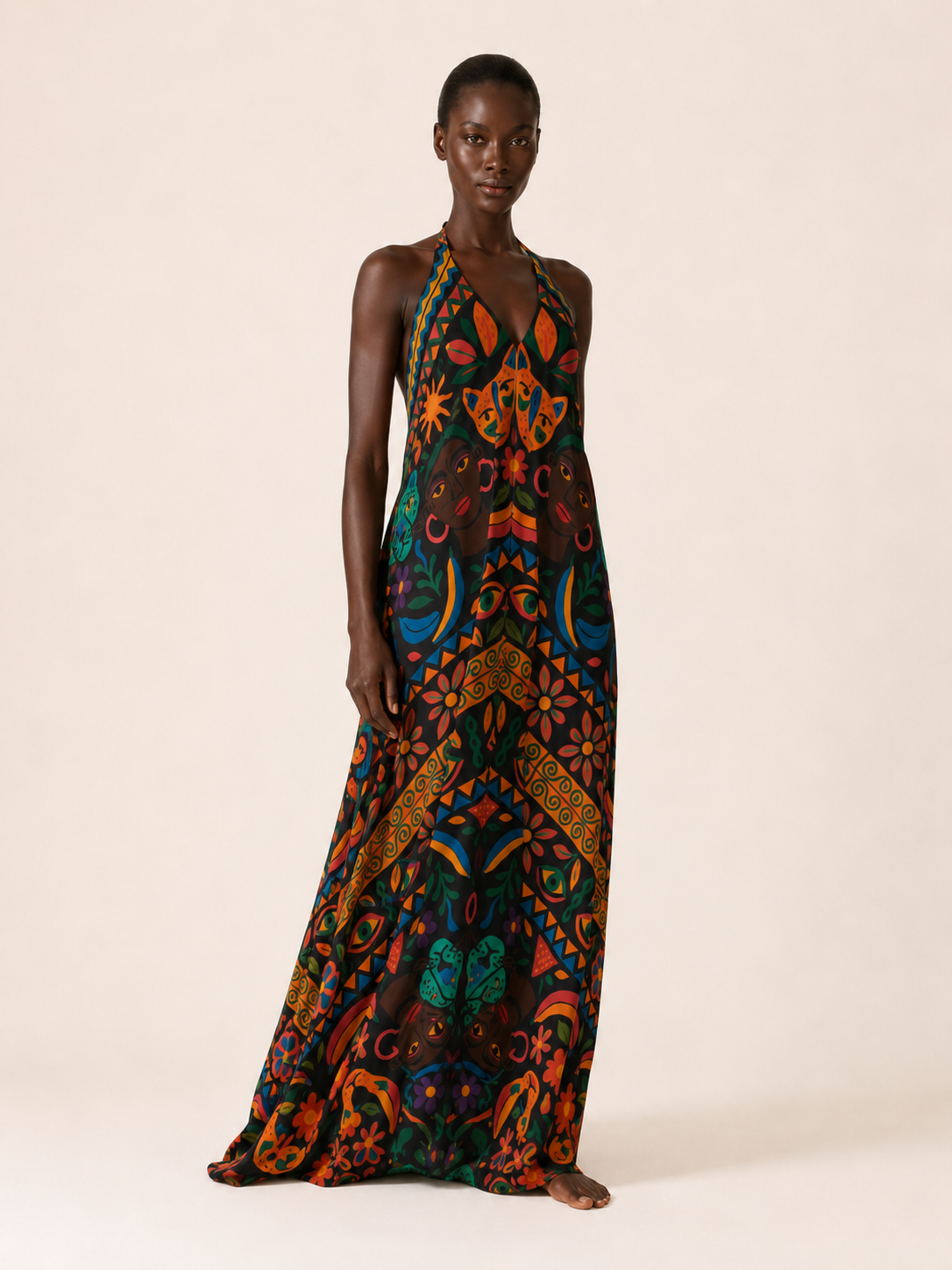 Vue trois quarts de la Robe longue Okouméa portée par une mannequin à la peau ébène, soulignant son volume et sa fluidité.