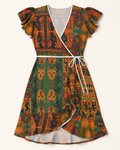 Vue avant à plat de la Robe à Volants Nzinga. Cette photographie produit présente sa coupe portefeuille, son décolleté bordé de blanc, sa ceinture fine et sa jupe asymétrique à imprimé exclusif.