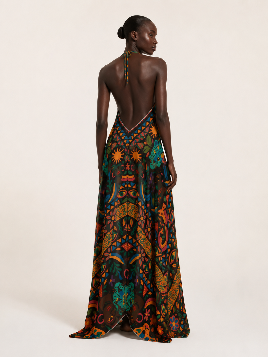 Photographie studio de dos présentant l’ouverture profonde, l’attache licou et le tombé ample de la Robe longue Okouméa.