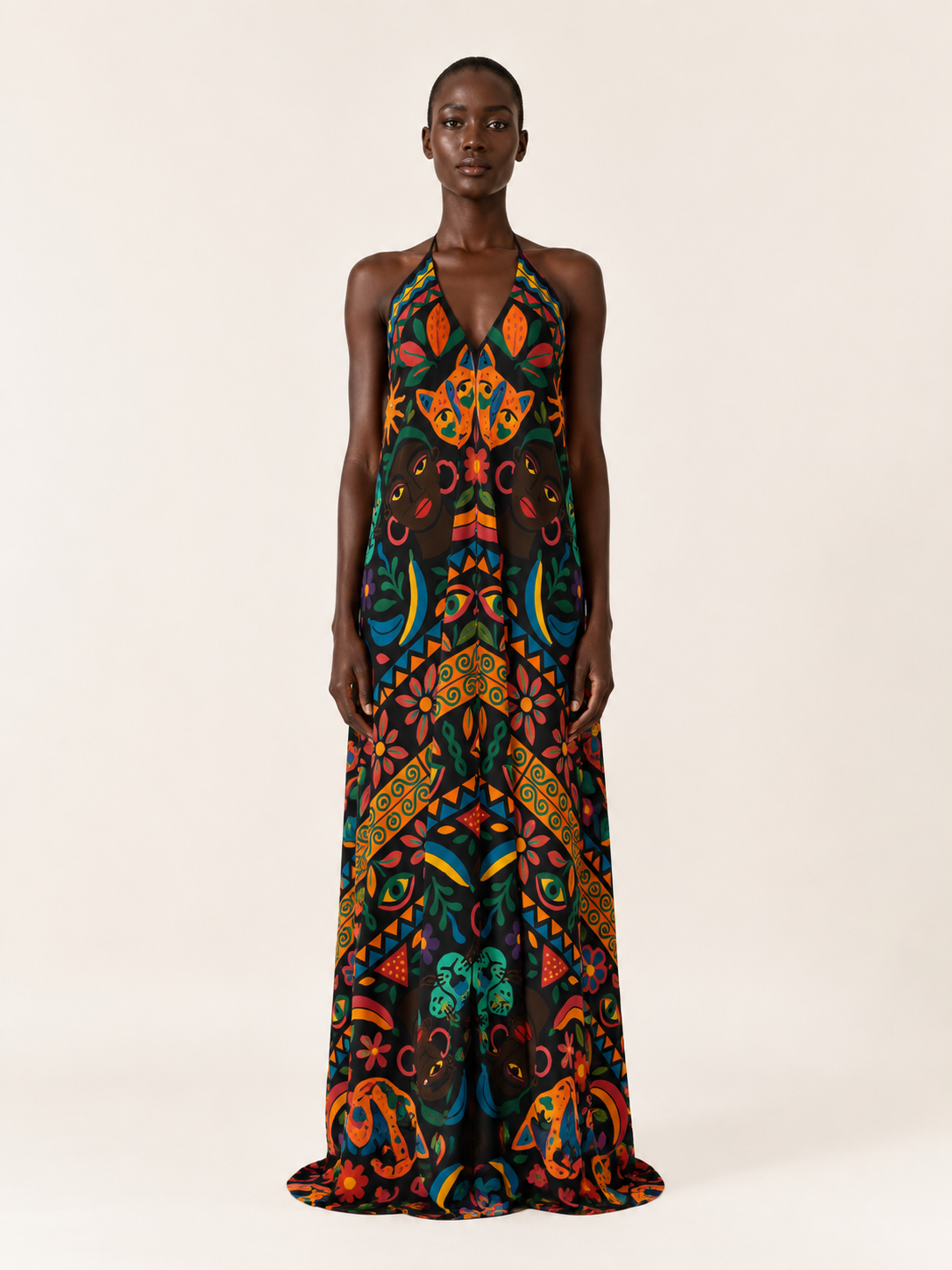 Photographie produit de face de la Robe Okouméa, avec décolleté en V, encolure licou et composition textile symétrique.