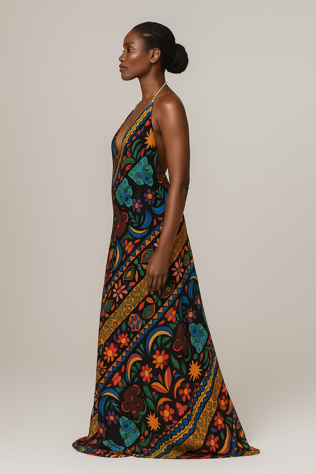 Mannequin noir portant la robe dos nue Okouméa, vue de profil gauche, robe fluide imprimée aux motifs artistiques afro-luxe.