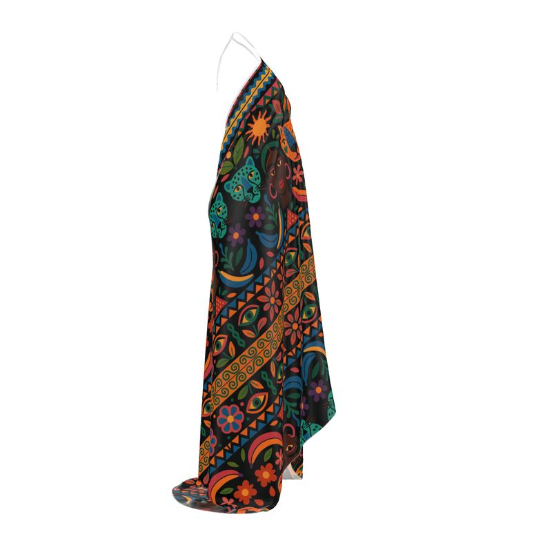 Vue de profil droit de la robe dos nue Okouméa, motifs géométriques et floraux aux couleurs vives, tissu fluide et soyeux.