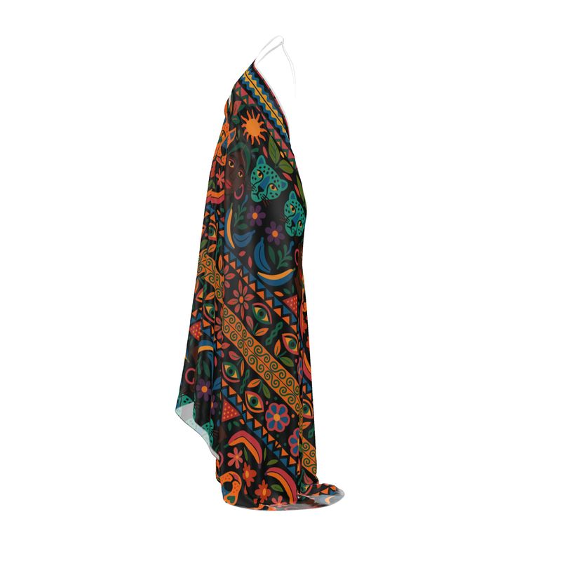 Vue de profil gauche de la robe dos nue Okouméa, imprimé artistique afro-luxe multicolore, coupe fluide et élégante.