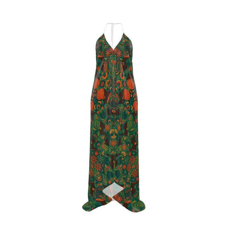 Mannequin matte de peau portant la robe longue dos-nu Dzanaï à imprimé floral tropical dans un décor végétal, création artistique et éthique signée Élisabeth Akaïa Kaï