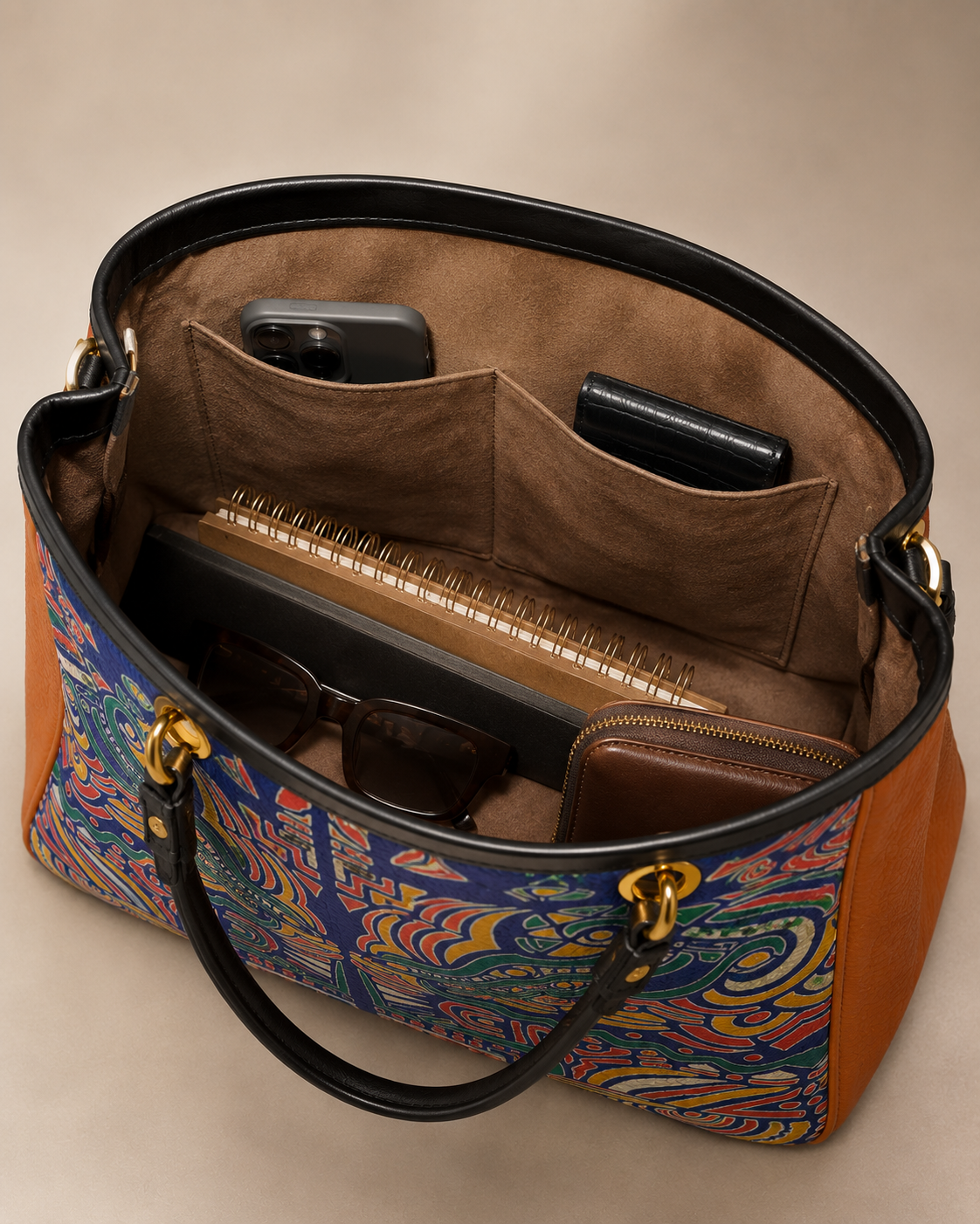 Pensé pour conjuguer élégance et fonctionnalité, ce sac cabas dispose d'un intérieur imitation daim raffiné avec deux poches de rangement intégrées. Son grand format accueille facilement téléphone, portefeuille, carnet et lunettes tout en conservant une allure sophistiquée.