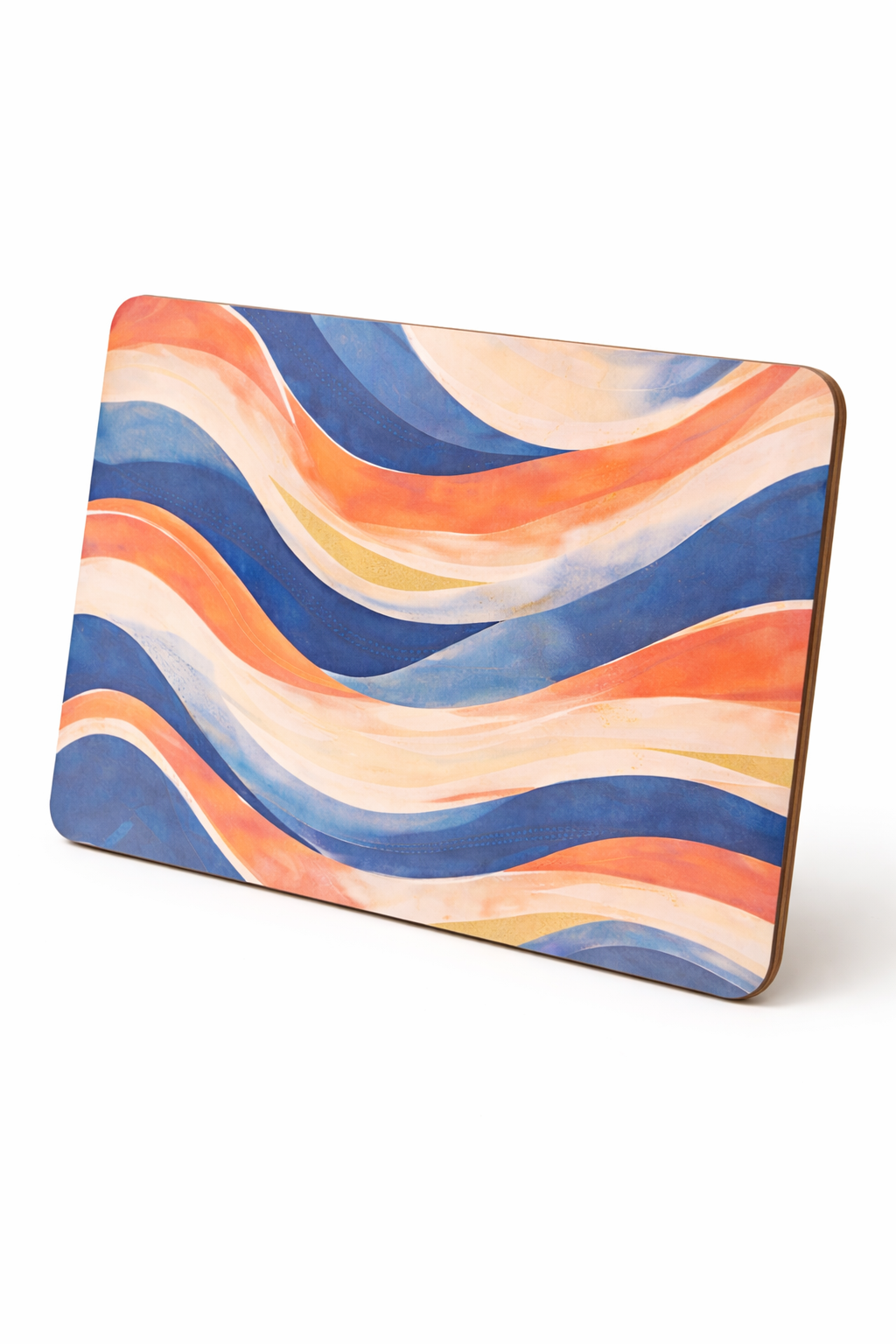 Set de table Mbeya présenté de face, debout et légèrement incliné en vue 3/4 sur fond blanc, mettant en valeur le motif artistique afro-luxe et la finition en bois dur, création Élisabeth Akaïa Kaï.