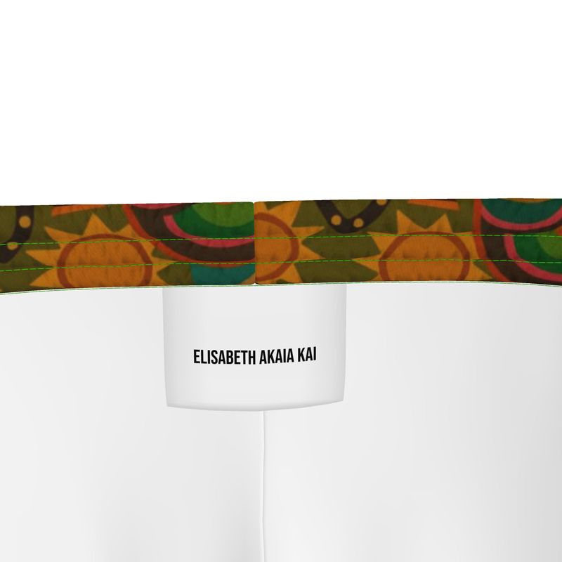Détail du short Nzinga mettant en avant ses motifs afro artistiques multicolores et son cordon ajustable, photographie studio fond neutre.
