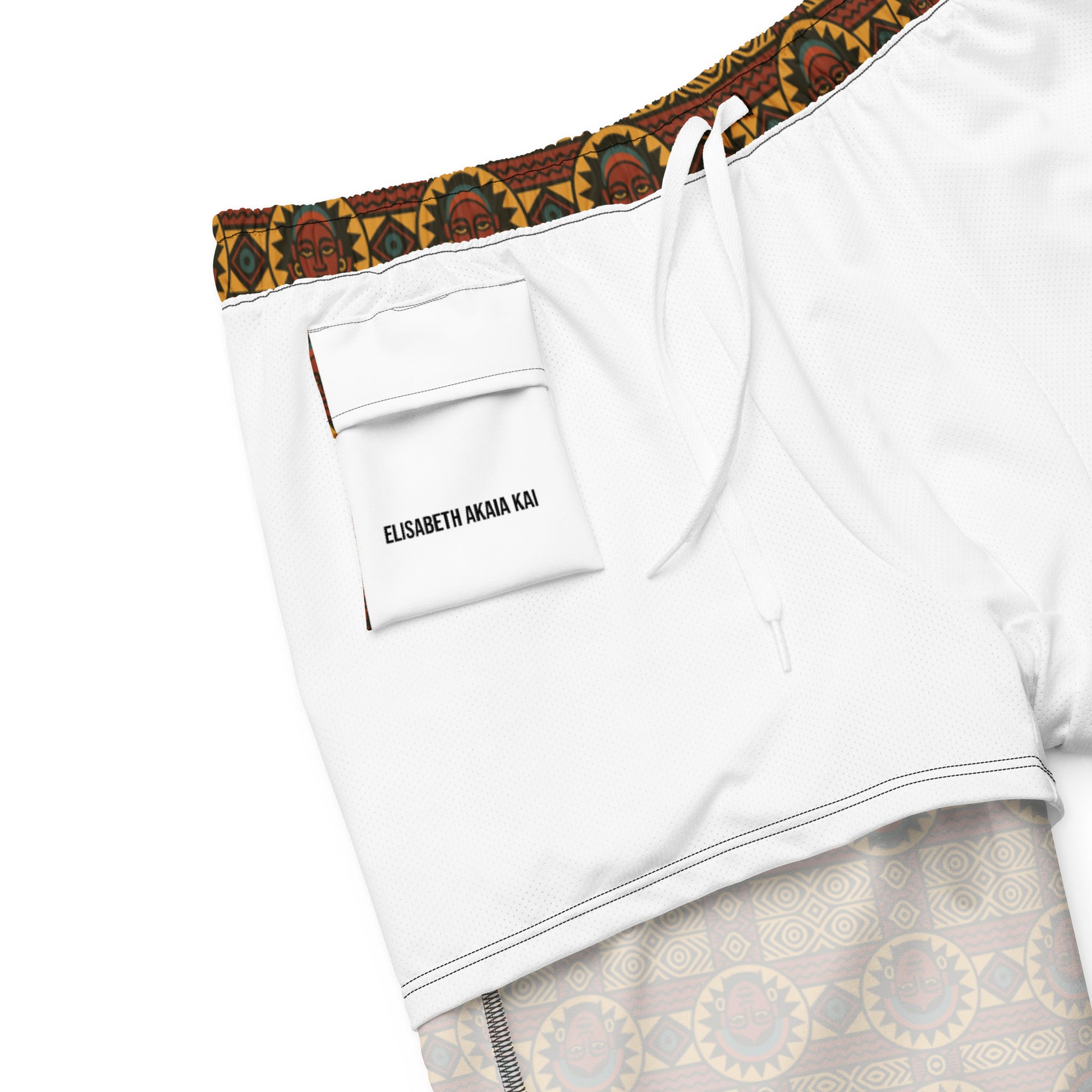 Gros plan sur la ceinture et la poche arrière blanche du short de bain Kaya Lumina, avec motif géométrique et solaire sur la bordure intérieure.