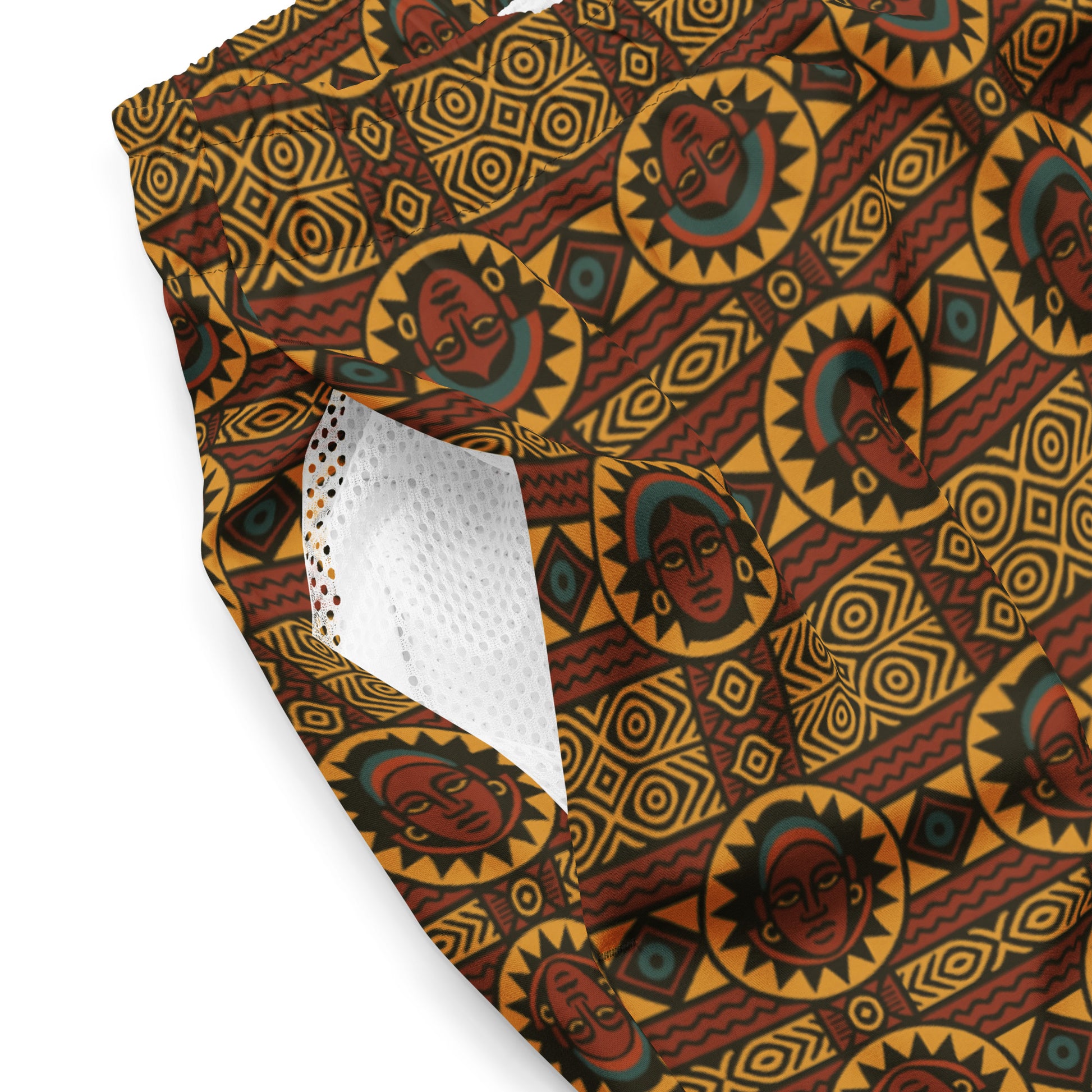 Gros plan sur le tissu imprimé du short de bain Kaya Lumina, motif géométrique et solaire aux tons jaune, rouge et noir, doublure intérieure en maille blanche visible.