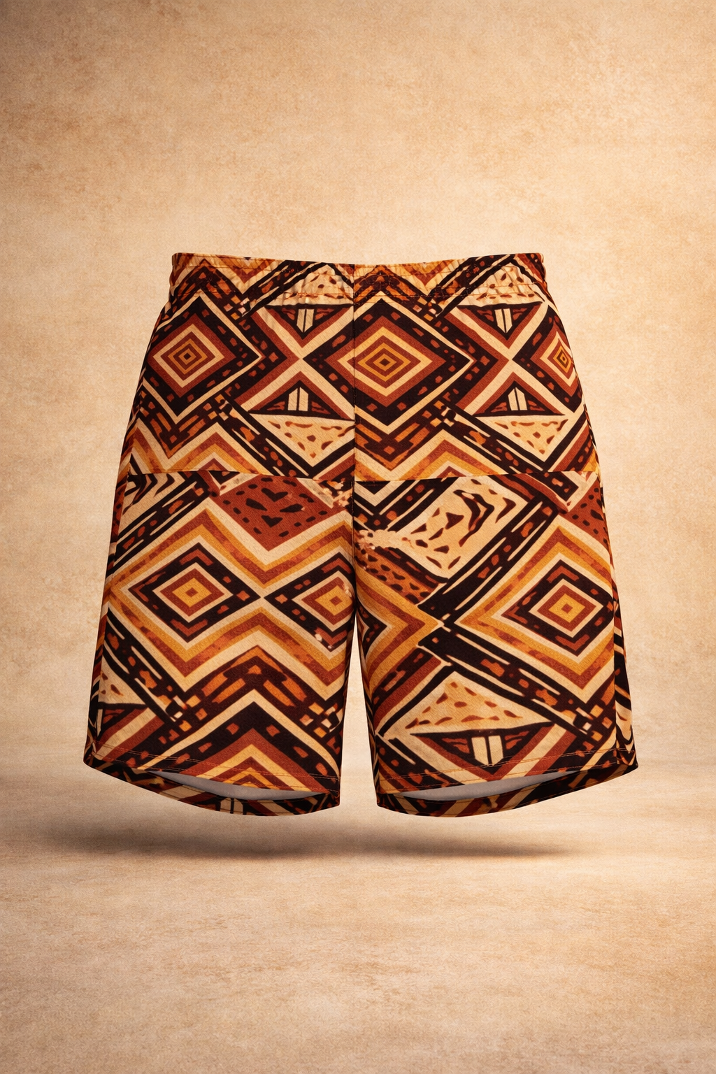 Vue face du short de bain homme avec motif géométrique africain, mettant en évidence la coupe, la symétrie et la qualité du textile dans un rendu minimaliste haut de gamme.