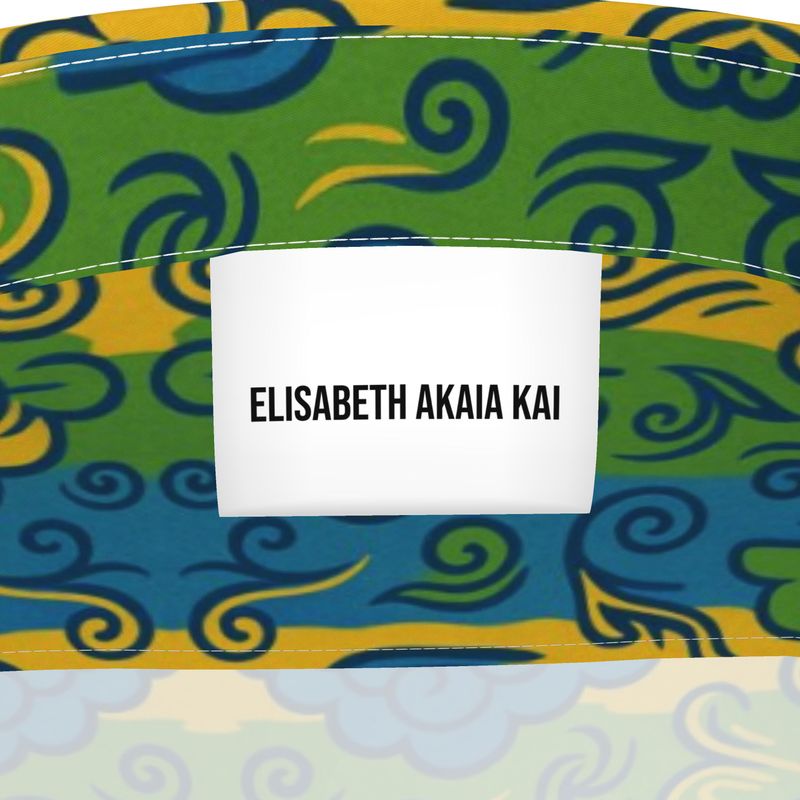 Chaque chemise Essondo porte en son col la marque de la Maison Élisabeth Akaïa Kaï — symbole d’un luxe conscient, conçu avec respect et intention.