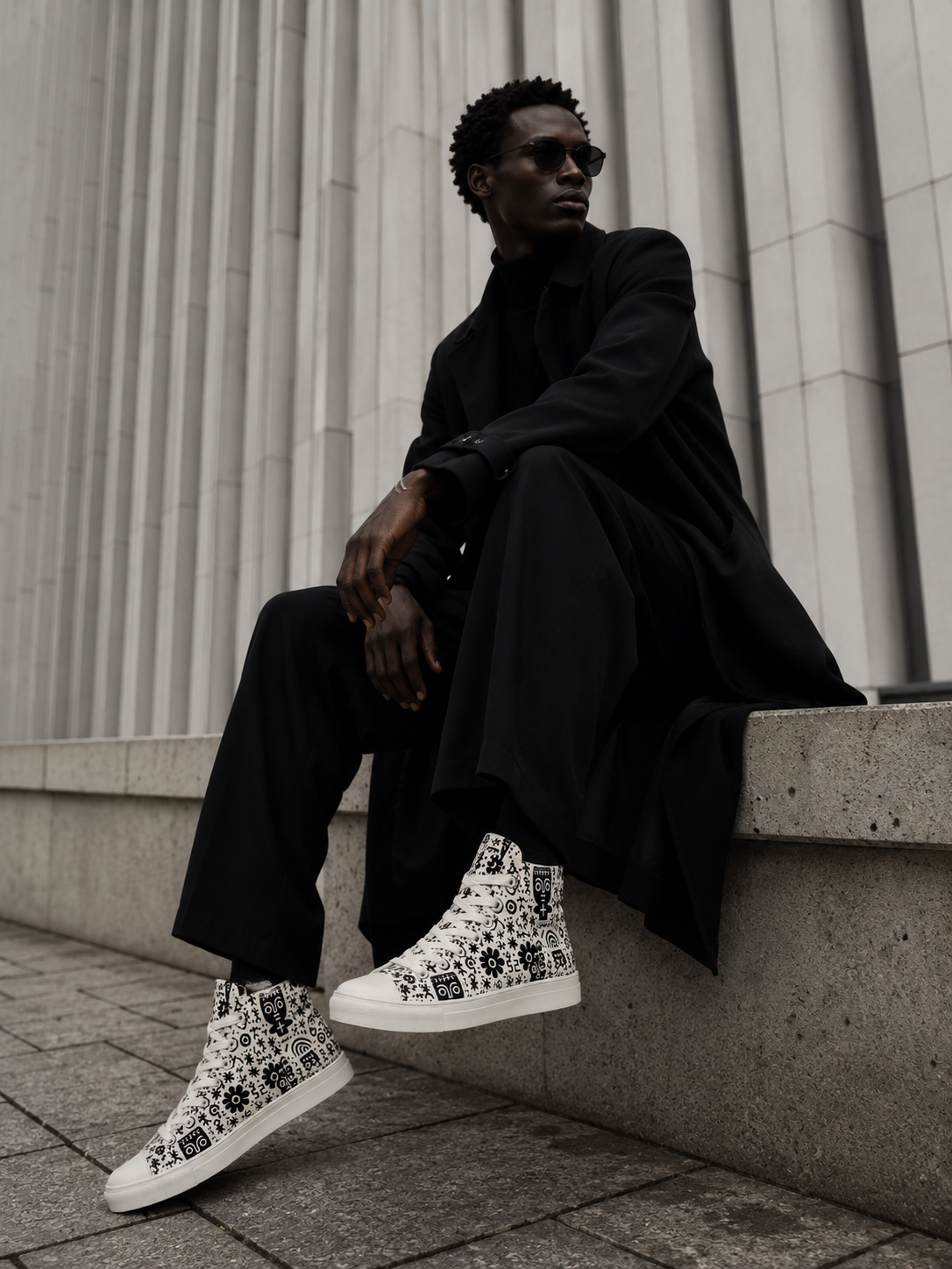 Associées à une silhouette monochrome contemporaine, les sneakers IKARÉ fusionnent architecture urbaine, minimalisme graphique et esthétique couture.