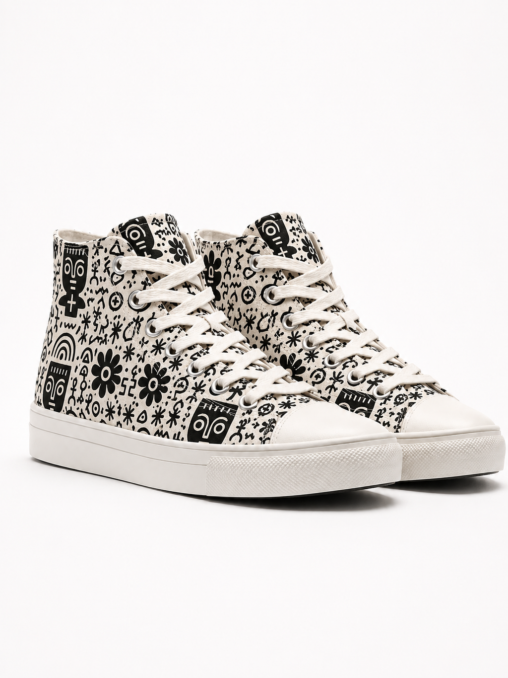 Vue studio des sneakers IKARÉ : une paire montante au motif graphique noir et ivoire pensée comme une pièce d’art portable, fabriquée à la demande.