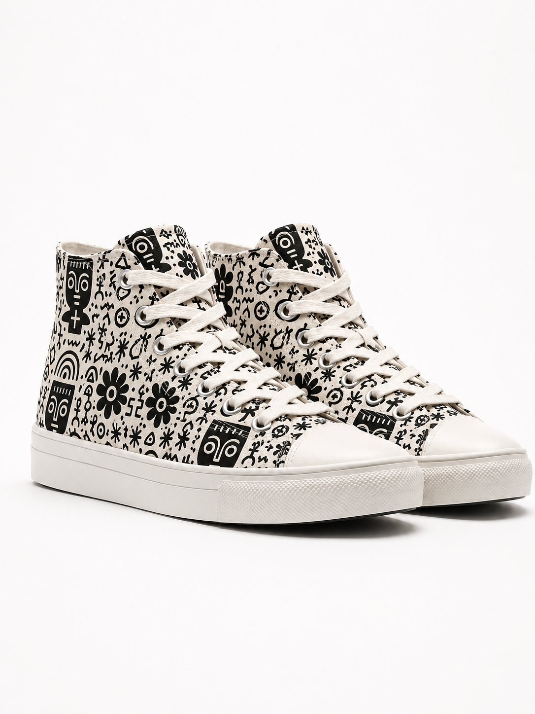 Vue studio des sneakers IKARÉ : une paire montante au motif graphique noir et ivoire pensée comme une pièce d’art portable, fabriquée à la demande.