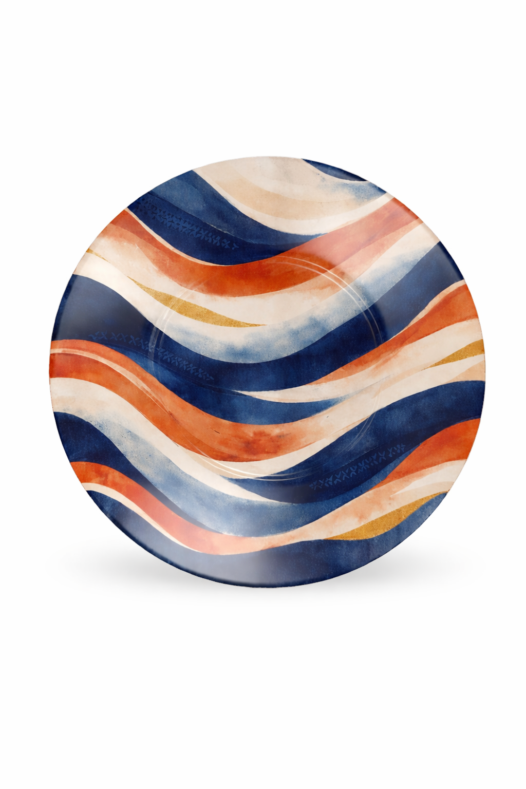 Sous-tasse en céramique design Mbeyla avec motif ondulé aux nuances de bleu profond, terracotta, sable et touches dorées, photographiée sur fond blanc en format vertical, pièce d’art de la table afro-luxe inspirée des ondulations solaires et du design gabonais contemporain.