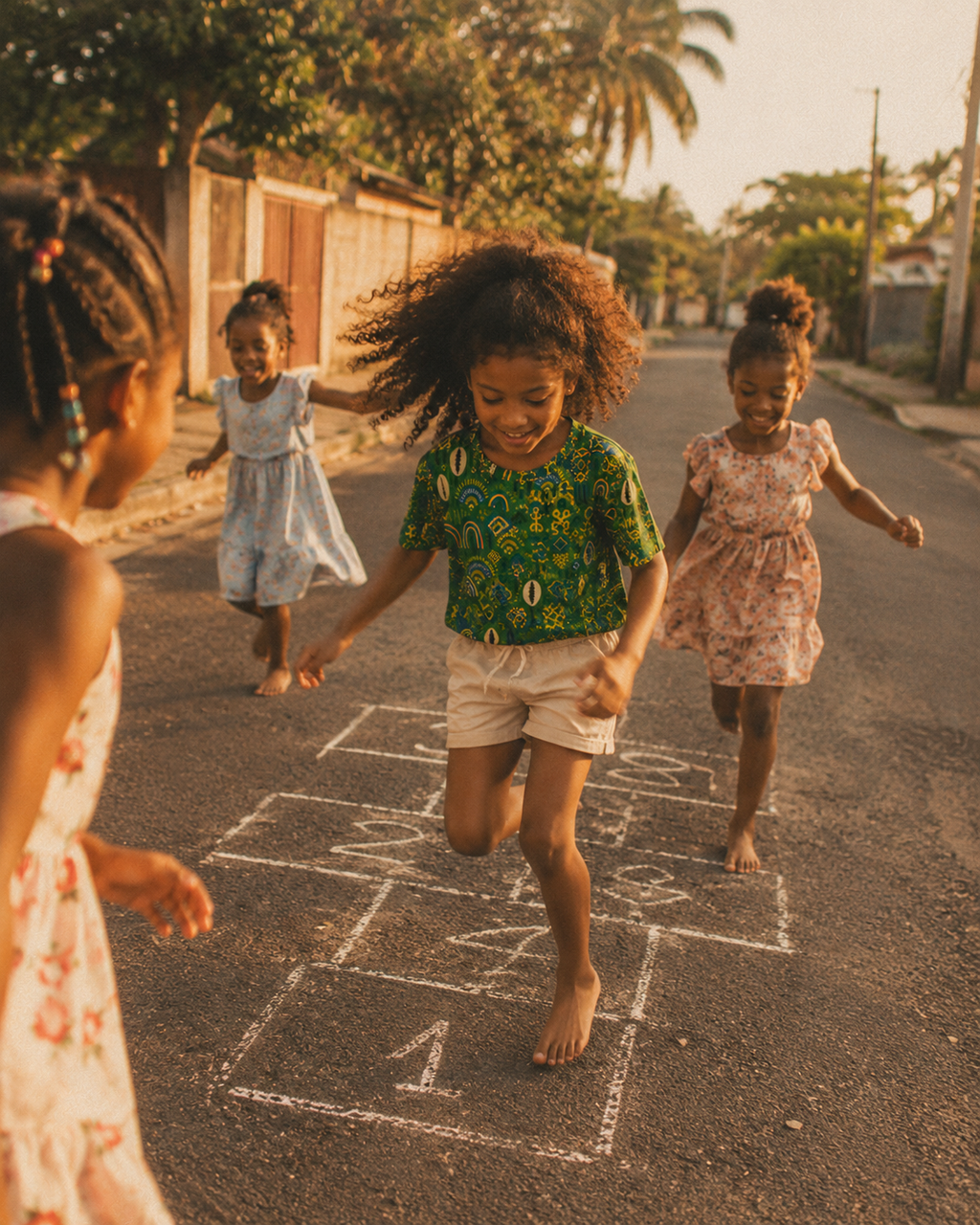 Pensé pour accompagner les moments de liberté et de joie, le t-shirt Mwana célèbre l'enfance à travers une mode afro-luxe inspirée des souvenirs précieux et des liens d'amitié.