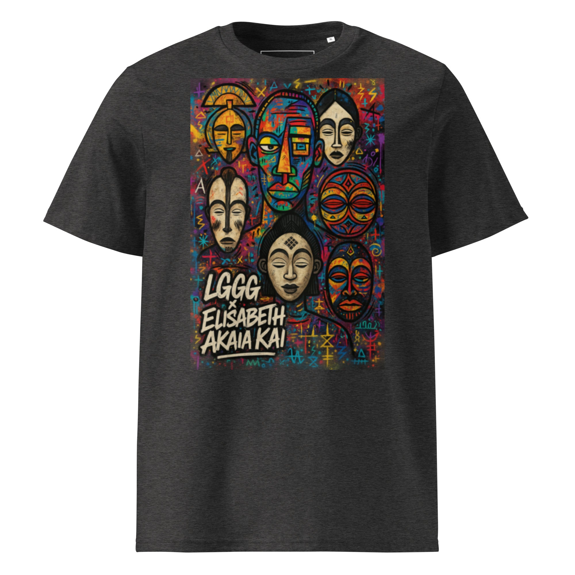Le t-shirt MEBOKO Anthracite met en valeur l'intensité des couleurs de l'œuvre graphique exclusive. Une pièce de mode d'auteur inspirée du patrimoine culturel africain.