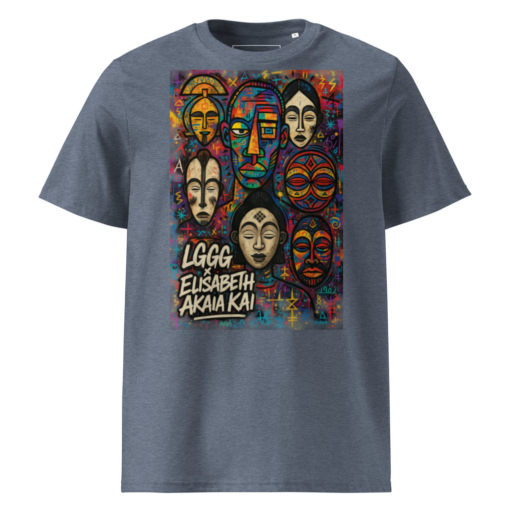 Le bleu ardoise souligne l'élégance contemporaine du t-shirt MEBOKO. Une pièce de mode éthique où l'art devient un langage universel.