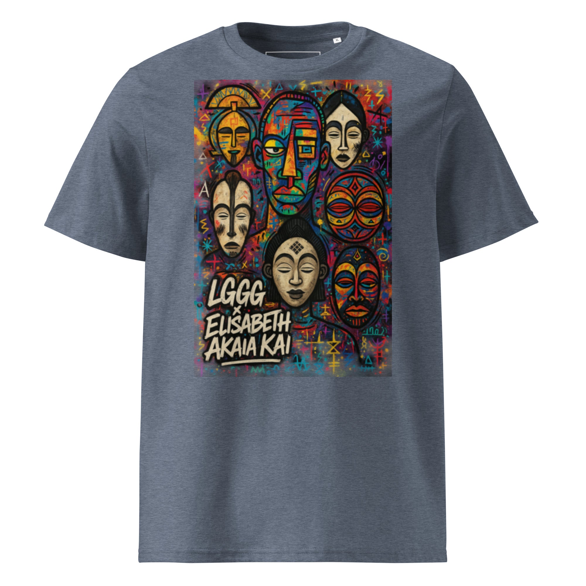 Le bleu ardoise souligne l'élégance contemporaine du t-shirt MEBOKO. Une pièce de mode éthique où l'art devient un langage universel.