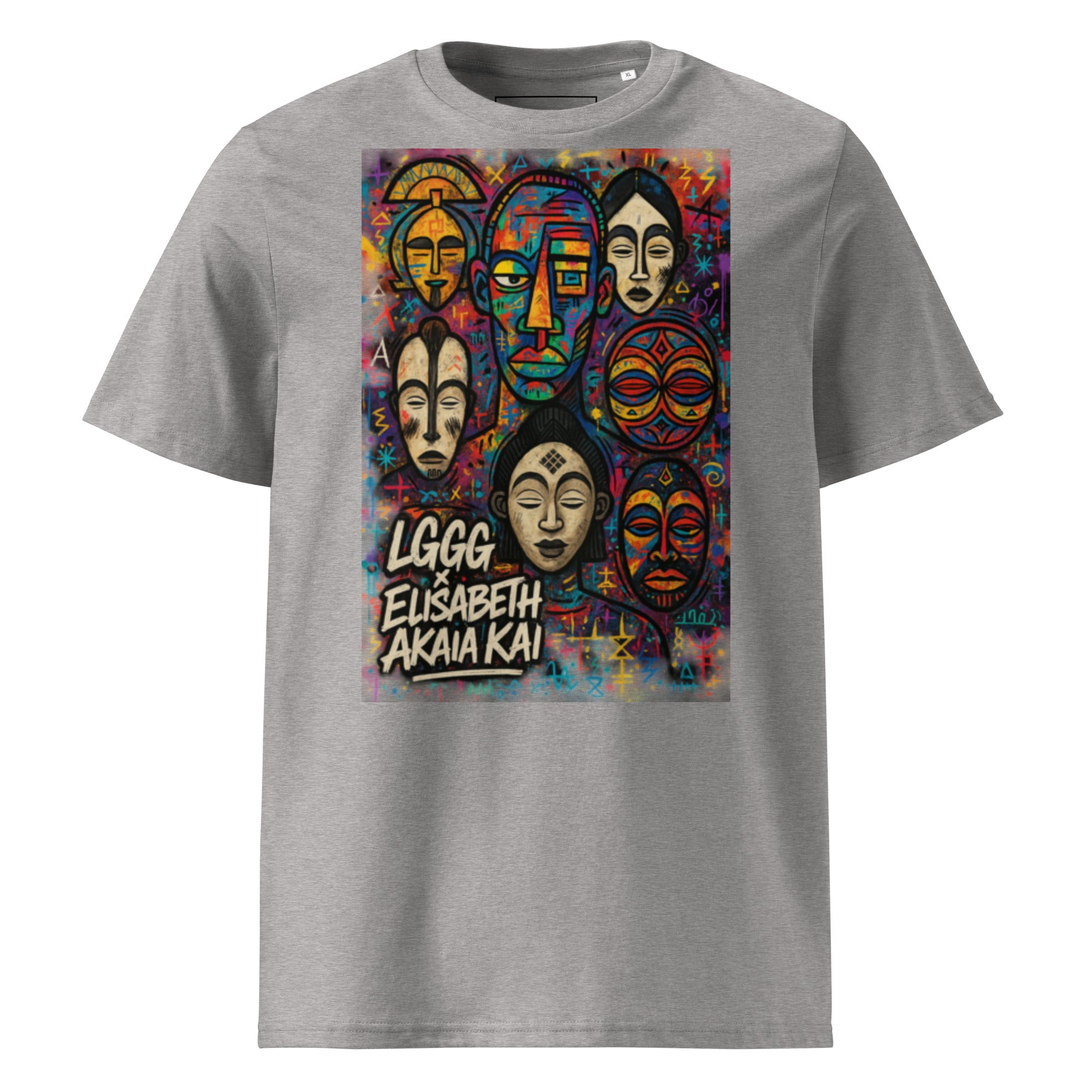 Le t-shirt MEBOKO Gris Clair offre une interprétation lumineuse de cette œuvre inspirée des visages de la mémoire. Confort, créativité et fabrication responsable.