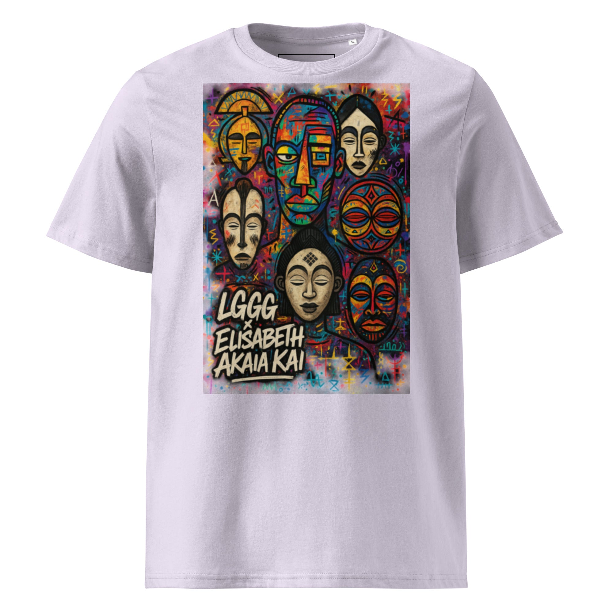 Version lavande du t-shirt MEBOKO, une rencontre entre art africain contemporain, élégance moderne et mode responsable.
