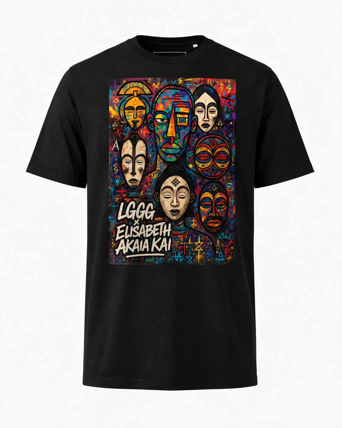 Vue avant du t-shirt MEBOKO Noir en coton biologique. Son imprimé exclusif inspiré des visages et masques africains transforme ce vêtement en une création artistique unique. Une pièce emblématique du vestiaire Élisabeth Akaïa Kaï.