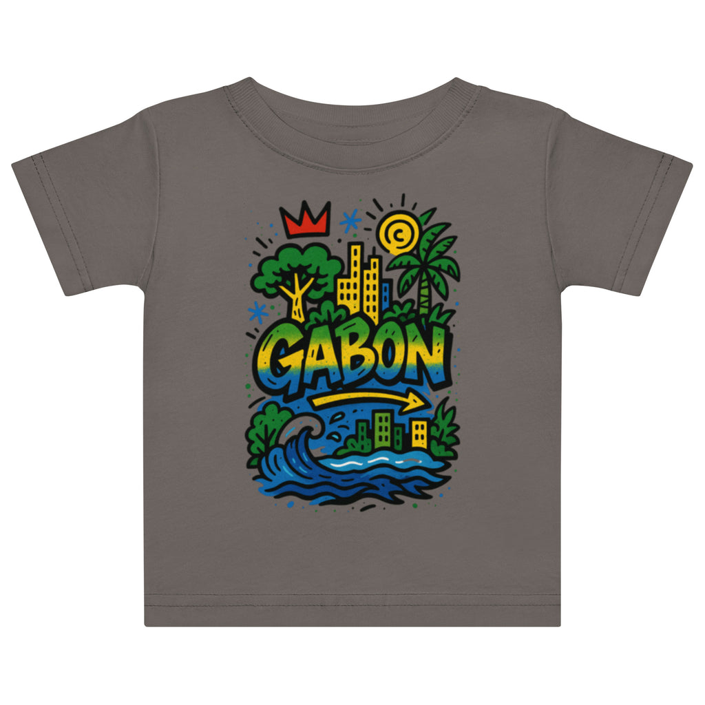 Le t-shirt Ndjili gris anthracite offre une interprétation moderne du design emblématique de la collection. Une teinte raffinée pour un usage quotidien.