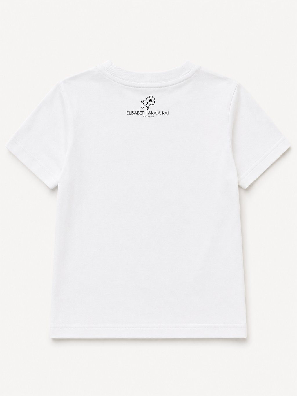 Vue arrière du t-shirt enfant Ndjili. Une finition épurée sublimée par la signature discrète de la maison ÉLISABETH AKAÏA KAÏ, symbole d'un luxe créatif et intemporel.