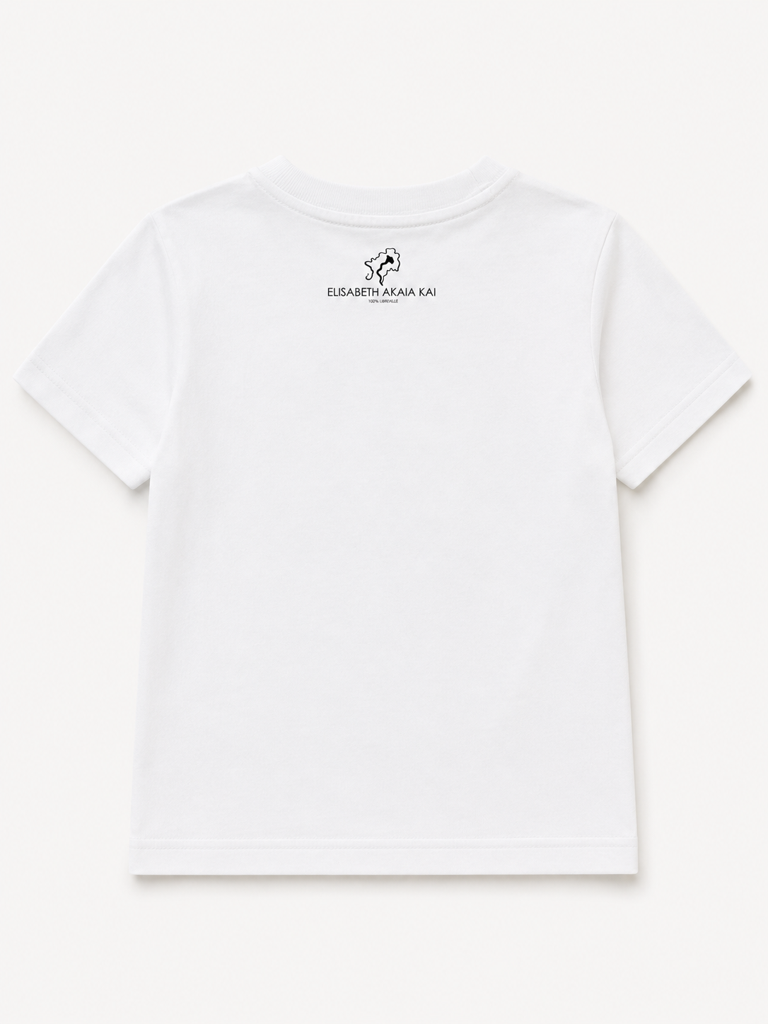 Vue arrière du t-shirt enfant Ndjili. Une finition épurée sublimée par la signature discrète de la maison ÉLISABETH AKAÏA KAÏ, symbole d'un luxe créatif et intemporel.