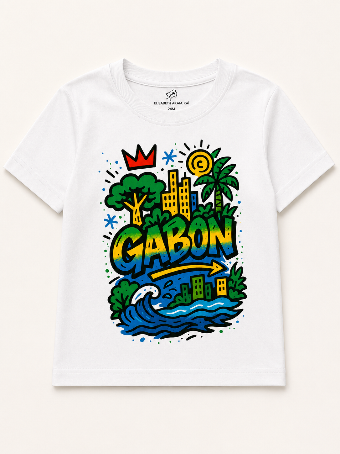 Vue de face du t-shirt enfant Ndjili signé ÉLISABETH AKAÏA KAÏ. Une création originale mettant à l'honneur le Gabon à travers une illustration colorée et contemporaine.