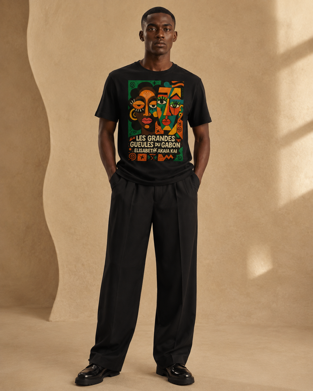 Homme noire élégante portant le t-shirt Les Grandes Gueules du Gabon avec pantalon large noir dans un univers afro luxe solaire.