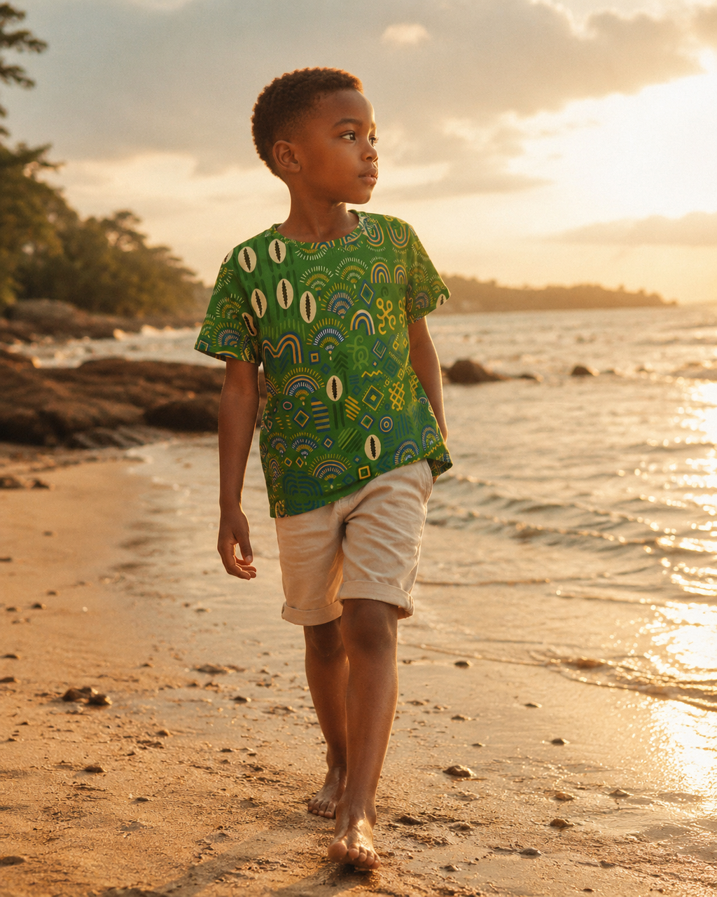 Le t-shirt Mwana pour garçon accompagne les aventures au bord de l'océan. Une création afro-luxe signée Élisabeth Akaïa Kaï, inspirée de l'art africain et des souvenirs d'enfance au Gabon.